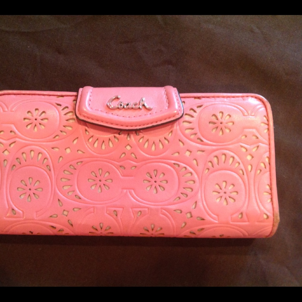 🔥Authentic Pink Coach Checkbook Wallet🔥